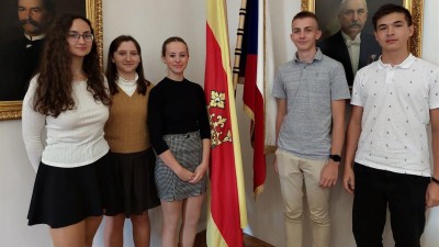Pět studentů v Lanškrouně si převzalo certifikát Cambridge English