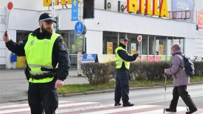 Kladenští strážníci hlídají opět na přechodech pro chodce