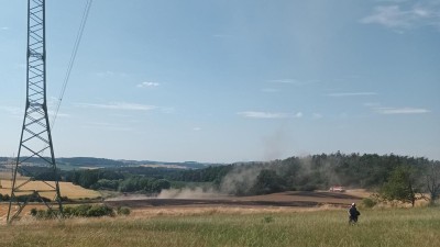 O víkendu hasiči likvidovali 68 požárů. V horku se požár šířil rychle, malý požár se během chvilky rozhořel na deseti hektarech