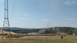 O víkendu hasiči likvidovali 68 požárů. V horku se požár šířil rychle, malý požár se během chvilky rozhořel na deseti hektarech