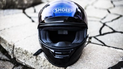 Odpolední nehody: U Velké Dobré se při nehodě zranil motocyklista, v Tuchlovicích se srazila tři auta