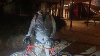 Neosvětlený cyklista dostal pokutu, „neviditelnému“ chodci strážníci v Kladně pouze domluvili