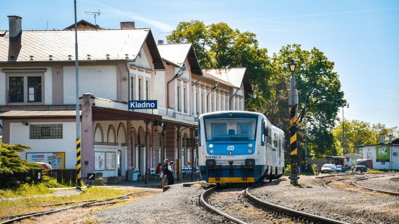 Kvůli modernizaci trati na Kladno porazili stovky stromů. Vysadí se nové?