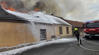 Ne&scaron;těst&iacute; ve Smečně. Vyhořel obchůdek a a dům, majitelům chtěj&iacute; m&iacute;stn&iacute;m pomoci