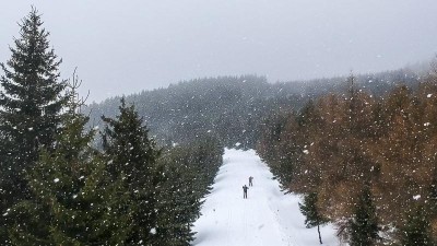 VIDEO: REPORTÁŽ: Na horách zima neskončila. Na Krušnohorské lyžařské magistrále stále můžete běžkovat