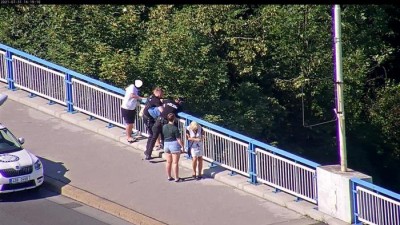 Mladíka před sebevražedným skokem z mostu zachránila cigareta