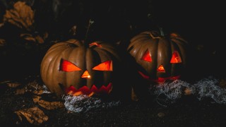 Smutný Halloween ve Zvoleněvsi. Puberťáci se rvali a ničili výzdobu
