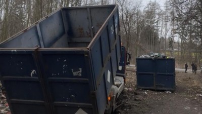 Les u Kožovky tr&aacute;p&iacute; už roky nepoř&aacute;dek od bezdomovce. Město před rokem reagovalo ohr&aacute;dkami kolem kontejnerů