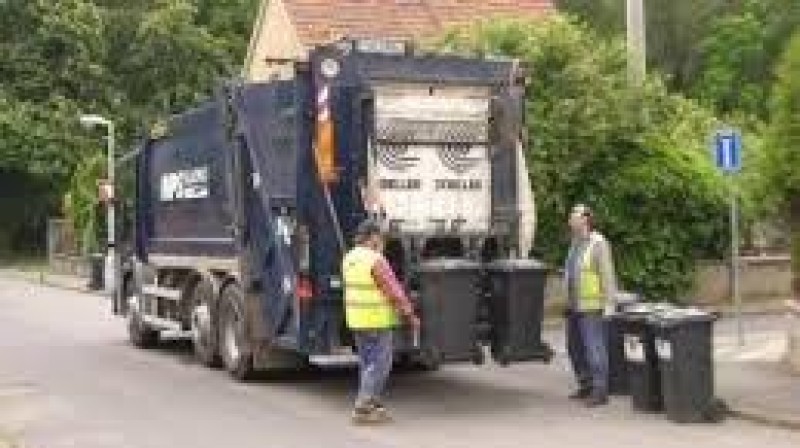 To bylo překvapení. Strážníci našli podle SPZ řidičku, která odhazovala odpad do cizí popelnice