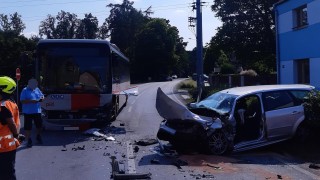 Řidička na křižovatce v Rozdělově čelně vletěla do autobusu. Hasiči ji museli z auta vyprostit, do pražské nemocnice ji přepravil vtrulník