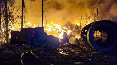 Stovky hasičů se snaží udržet požár v Rynholci na místě