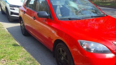 Řidič mazdy jel s rozbitým čelním sklem a pod vlivem návykových látek