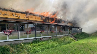 Obrazem: Výrobnu potravin v Kostelci nad Labem sevřel oheň