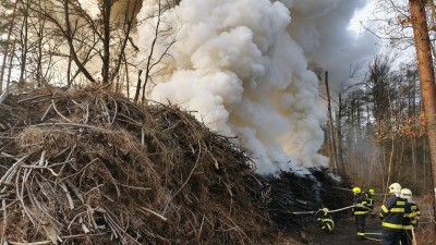 AKTUÁLNĚ: V kladenském lese zuří požár, na místo míří těžká technika hasičů