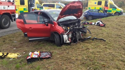 Mezi obcemi Sýkořice a Běleč došlo k havárii dvou aut. Na místě byli zranění, přistál tam vrtulník