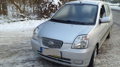 Žena si v Kladně čistila vůz od námrazy, auto ji ujelo