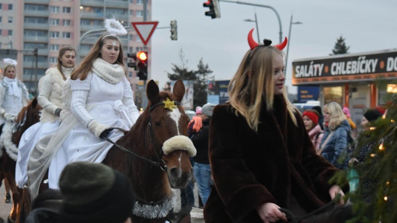 Mikuláš na koni se svým průvodem projel centrum Kladna