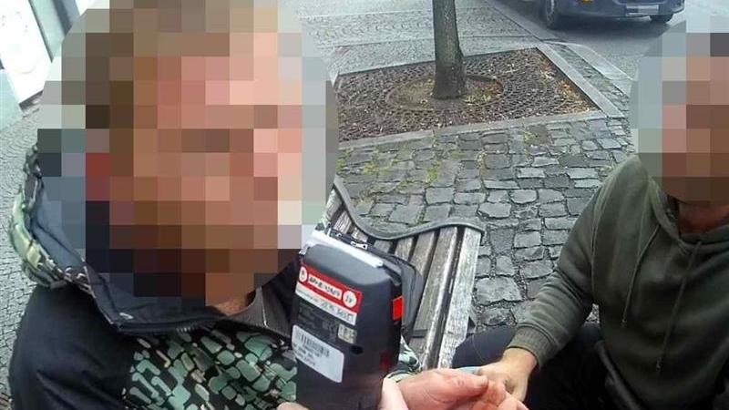 Podnapilý muž se neudržel na nohou, strážníkům nadýchal 4,49 ‰ alkoholu