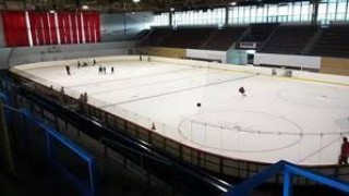 Anonym ohlásil bombu na zimáku ve Slaném