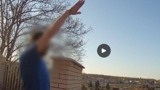 Opilec na Kladně hajloval. Zasáhli strážníci a psovod