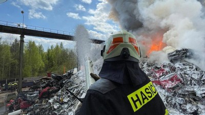 Požár v kovošrotu krotila stovka hasičů