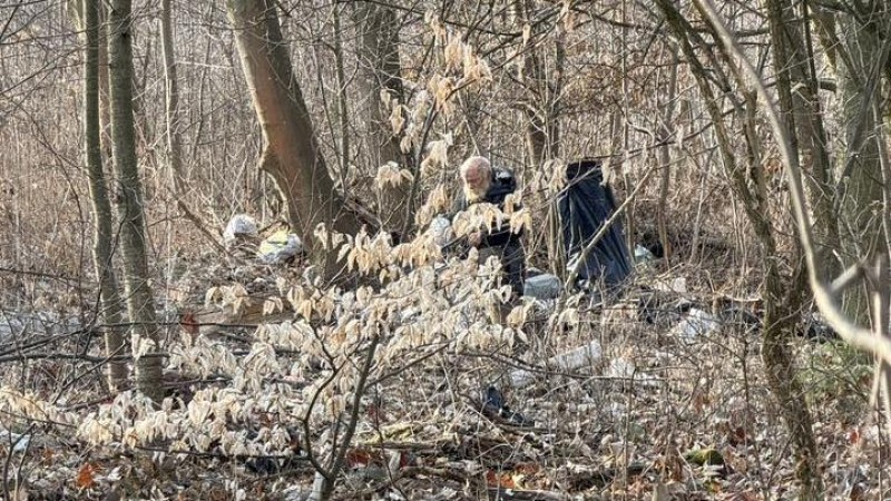 Les u Kožovky: bezdomovec nyn&iacute; hromad&iacute; nepoř&aacute;dek u badmintonu