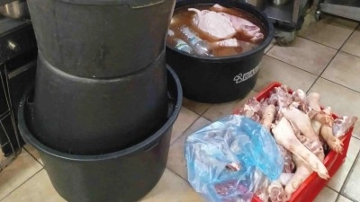 Kolik klobásek odtud už lidé snědli? V tržnici SAPA vyráběli nelegálně a v nevyhovujících podmínkách masné výrobky z masa bez původu