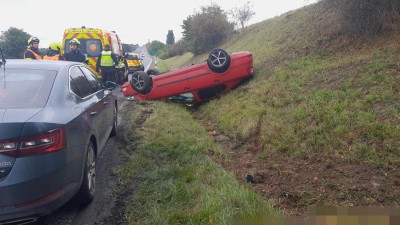 Auto skončilo u Buštěhradu na střeše