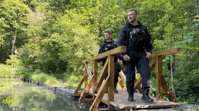 Kladenští strážníci hlídají Bažantnici před pytláky