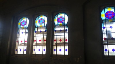 Synagogu v Žatci už zdobí část vitráží
