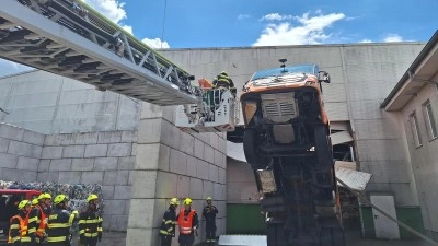 Kuriózní zásah v Chřášťanech. Vrata přiskřípla náklaďák