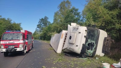 Dálnice D7 u Postoloprt je obousměrně uzavřena. Havaroval zde kamion