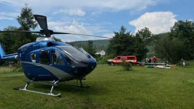 Obrazem: Hasiči s čluny, lezci a potápěči zachraňovali topící se osoby a psa z Berounky. Záchranáři je přepravovali vrtulníkem