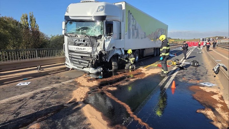 Stejné obrázky jako den před tím, úterní nehoda kamionu a dodávky si vyžádala život