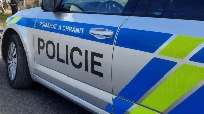 Auto na dálnici u Buštěhradu vystřelilo mimo vozovku