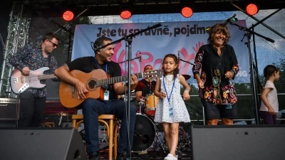 Festival Naproti 2025: Hudba, divadlo a podpora pečujícím rodinám