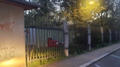 Muž si ustlal u divadla