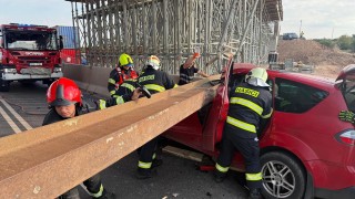 U Třebíze spadla na auto traverza