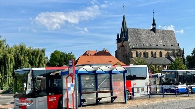 Ve Slaném jsou všechny autobusové zastávky na znamení. Na zastávce na autobus mávat nemusíte