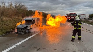 Na dálnici hořela dodávka na CNG