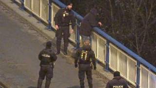 Nočn&iacute; drama na mostě dobře dopadlo. Str&aacute;žn&iacute;ci muži zabr&aacute;nili skočit